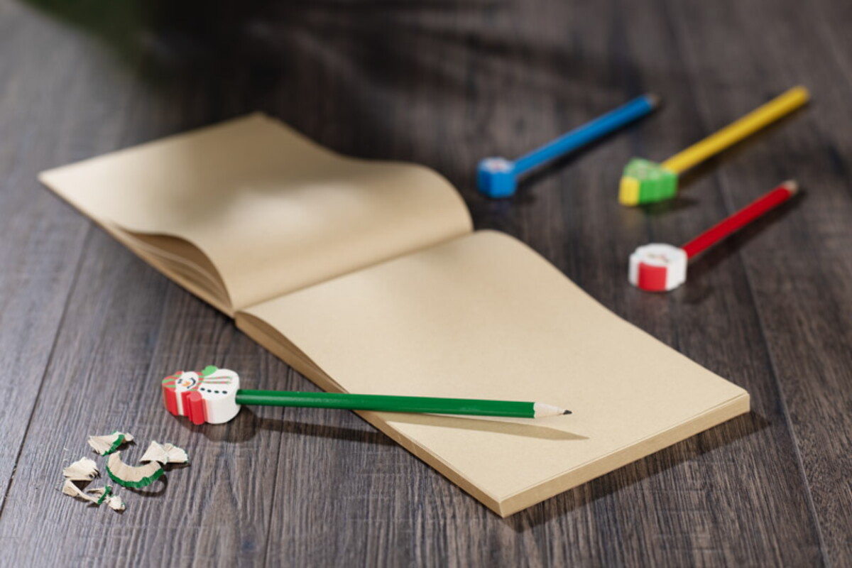 Ołówki z logo – ołówek z gumką christmas – bałwan – zielony 19826-05_m OŁÓWEK z gumką CHRISTMAS - Bałwan - zielony 19826-05_m