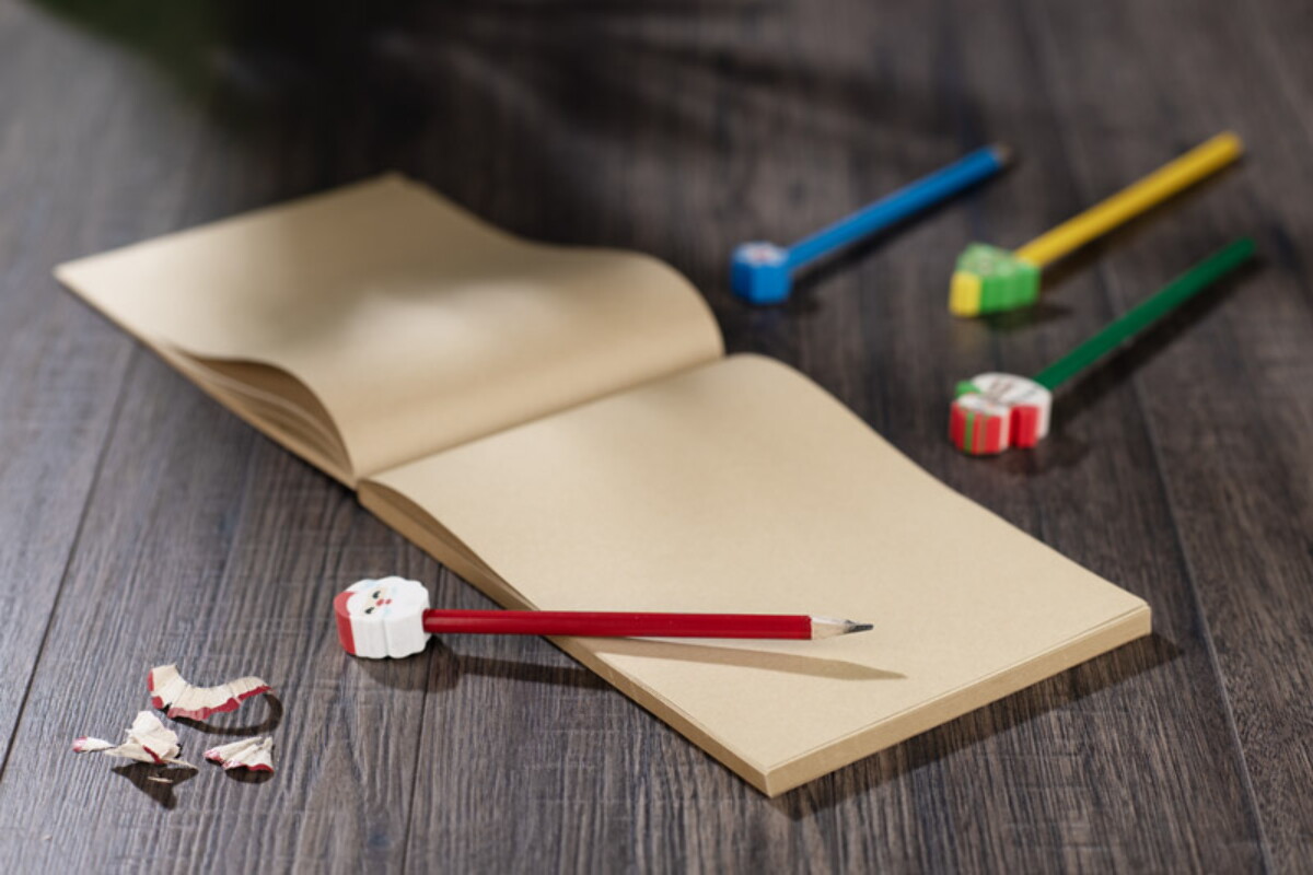 Ołówki z logo – ołówek z gumką christmas – mikołaj – czerwony 19826-04_m OŁÓWEK z gumką CHRISTMAS - Mikołaj - czerwony 19826-04_m