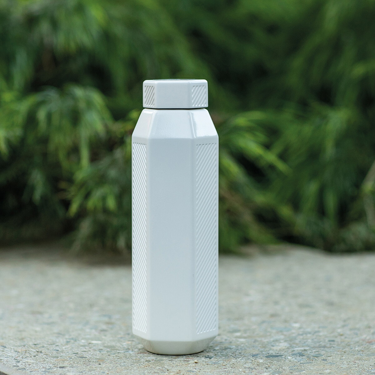 Butelki z logo – butelka hexagul z recyklingu stali nierdzewnej 530 ml – biała ABT006_106-amb Butelka Hexagul z recyklingu stali nierdzewnej 530 ml - Biała ABT006_106-amb