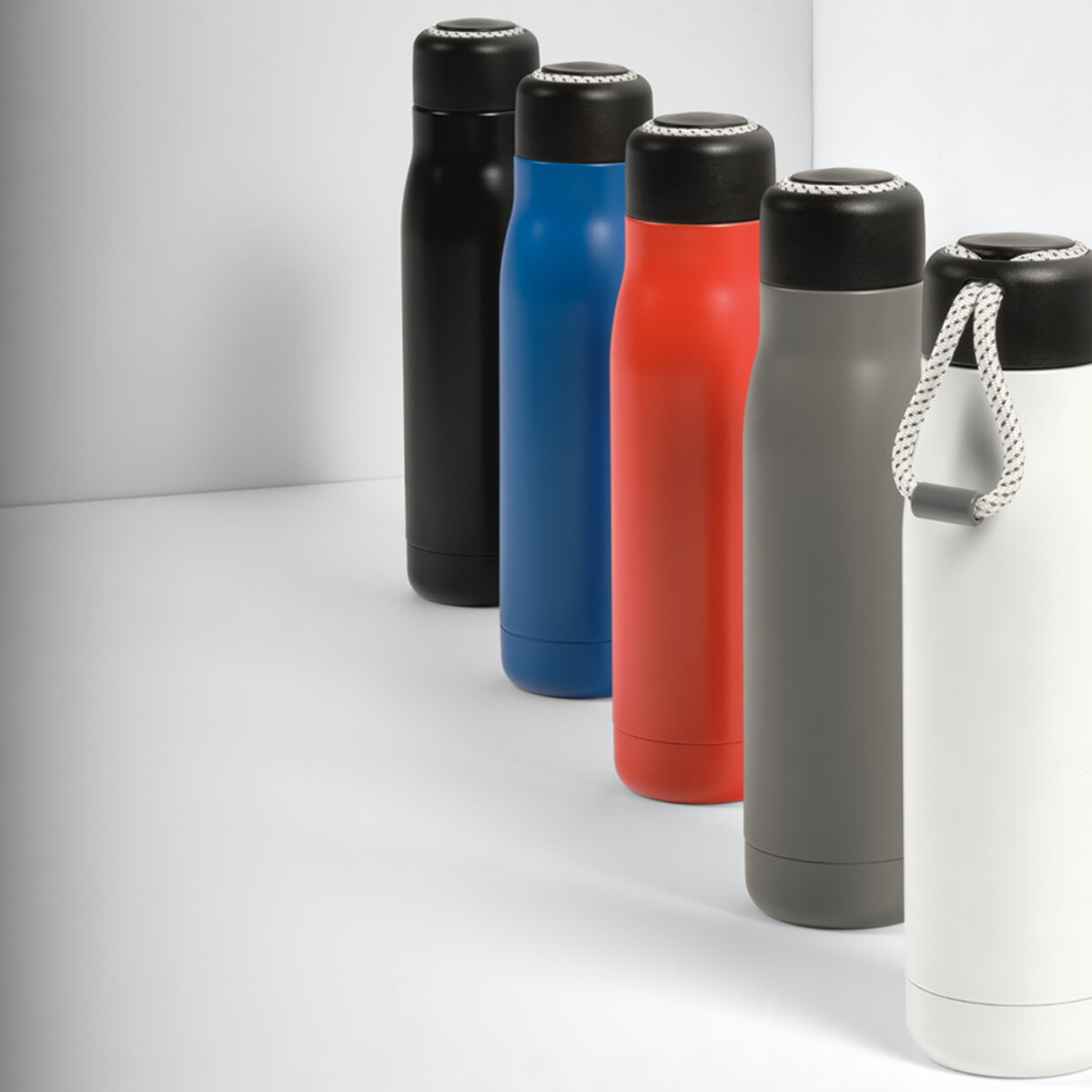 Butelki z logo – butelka lena ze stali nierdzewnej z recyklingu 570 ml – czarna ABT018_103-amb Butelka Lena ze stali nierdzewnej z recyklingu 570 ml - Czarna ABT018_103-amb