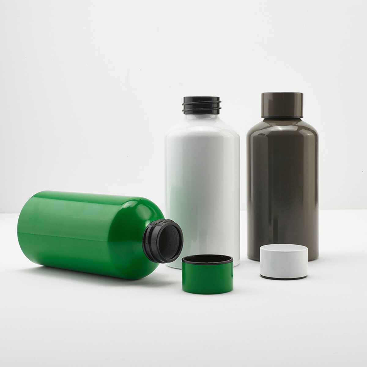 Butelki z logo – butelka yukon aluminium z recyklingu 550 ml – biała ABT025_106-amb Butelka Yukon Aluminium z recyklingu 550 ml - Biała ABT025_106-amb