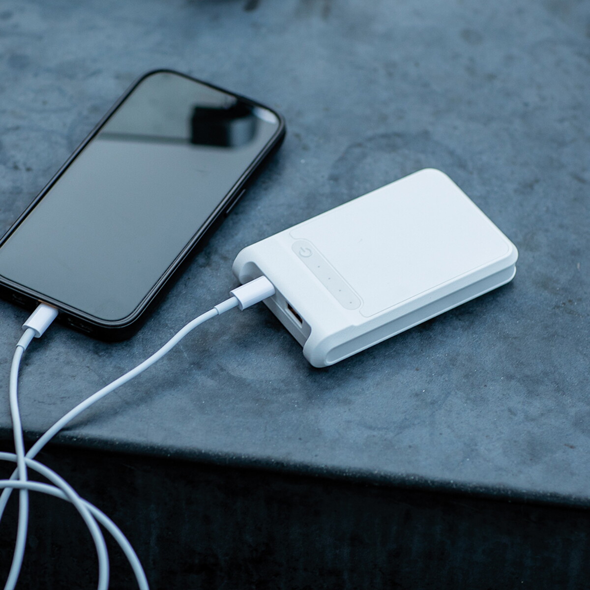 Powerbanki z logo – bateria ampx powerbank rabs 6 000 mah – biała APW002_106-amb Bateria Ampx Powerbank rABS 6 000 mAh - Biała APW002_106-amb