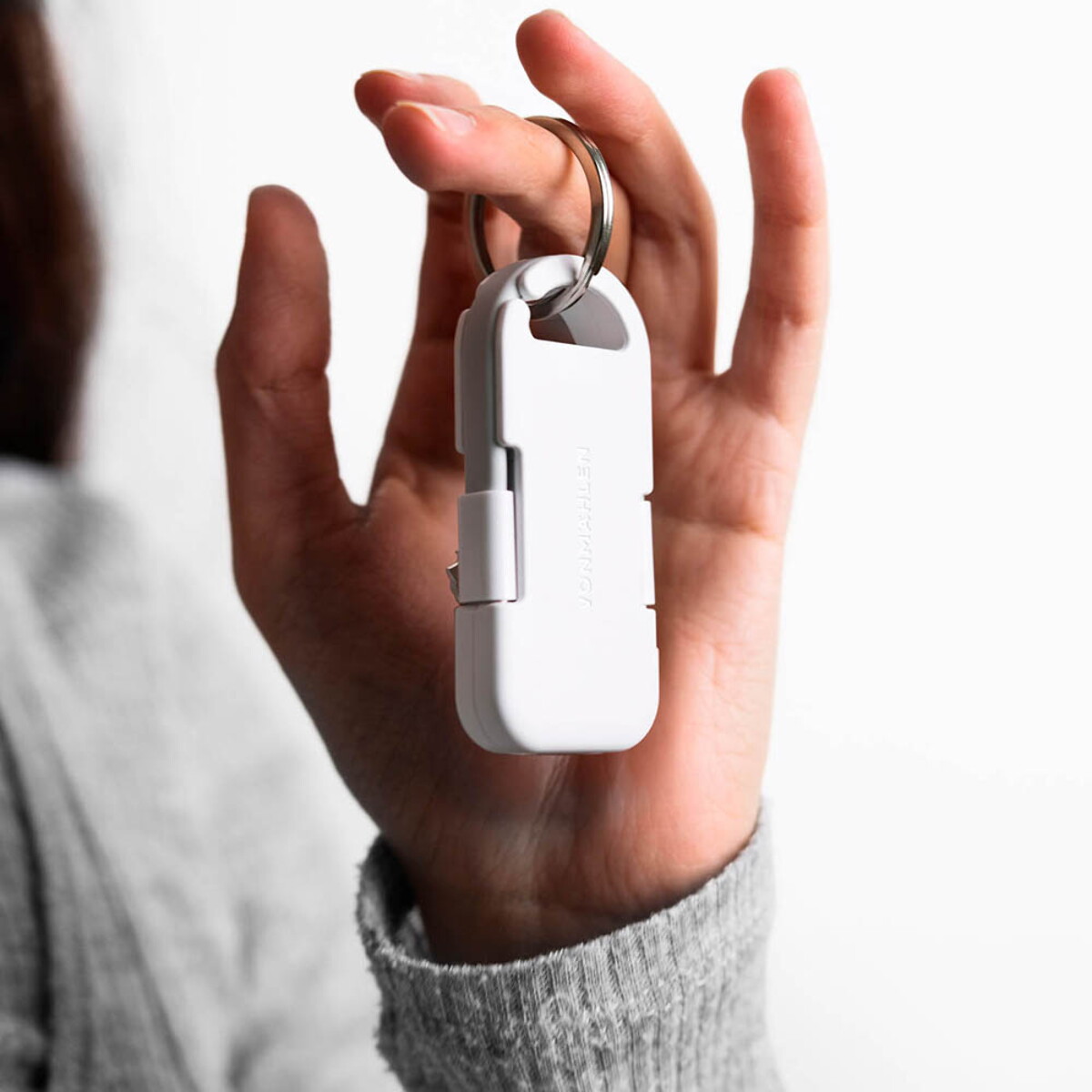 Powerbanki z logo – evergreen go 2-in1 keyring with powerbank. rtpe. led indicator – white APW009_106-amb-B Evergreen Go 2-in1 keyring with powerbank. rTPE. LED indicator - White APW009_106-amb-B