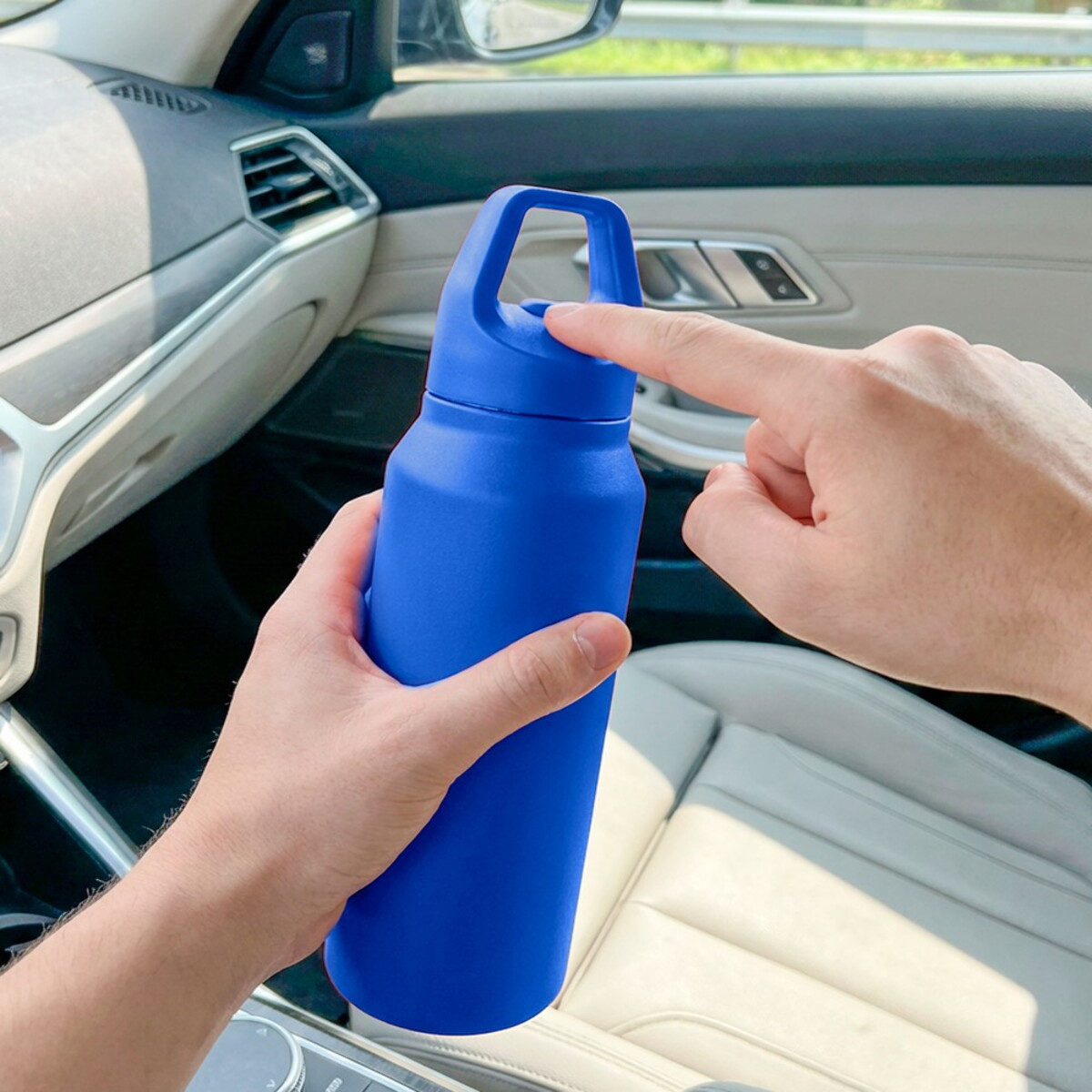 Butelki z logo – butelka sportowa 530 ml air gifts | almaide – niebieska VA930-11_ATM03 Butelka sportowa 530 ml Air Gifts | Almaide - niebieska VA930-11_ATM03