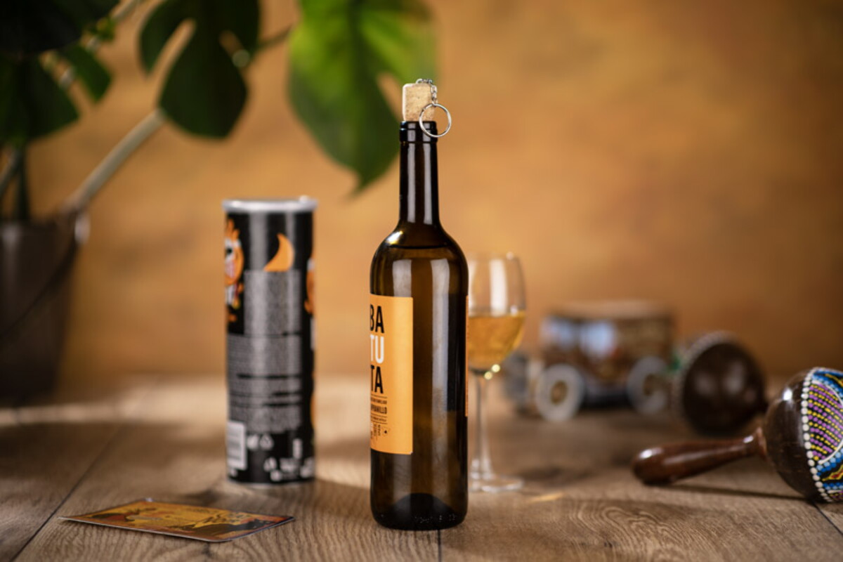 Gadżety do wina z logo – brelok wine – beżowy 17928-17_m Brelok WINE - beżowy 17928-17_m