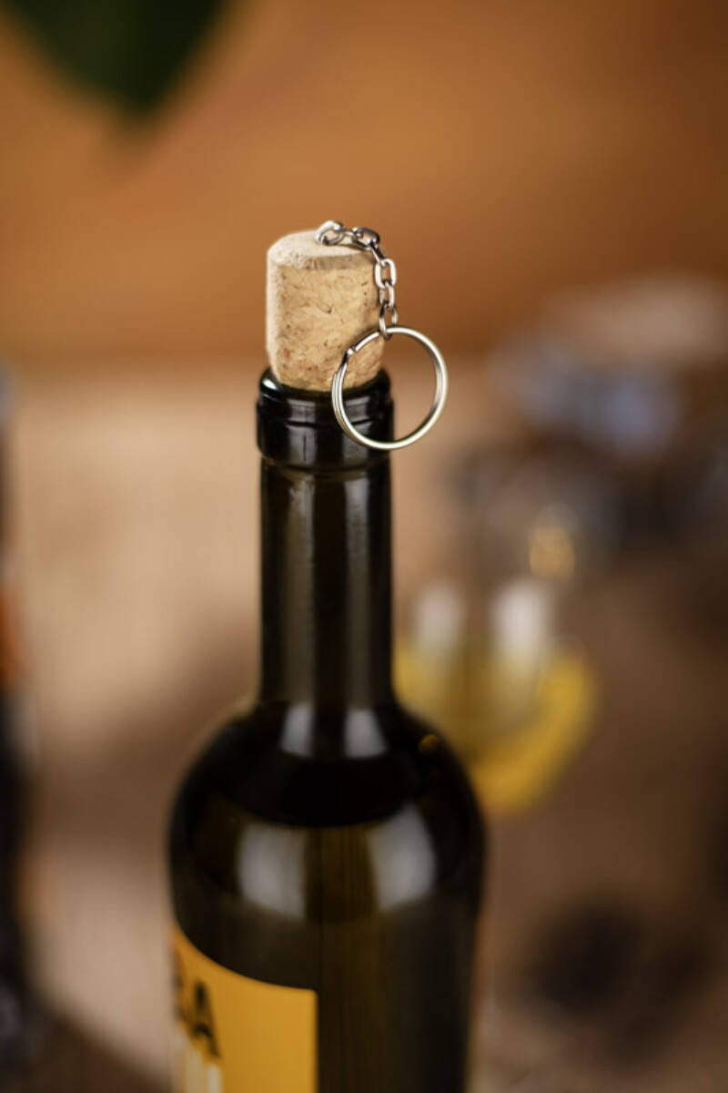 Gadżety do wina z logo – brelok wine – beżowy 17928-17_n Brelok WINE - beżowy 17928-17_n