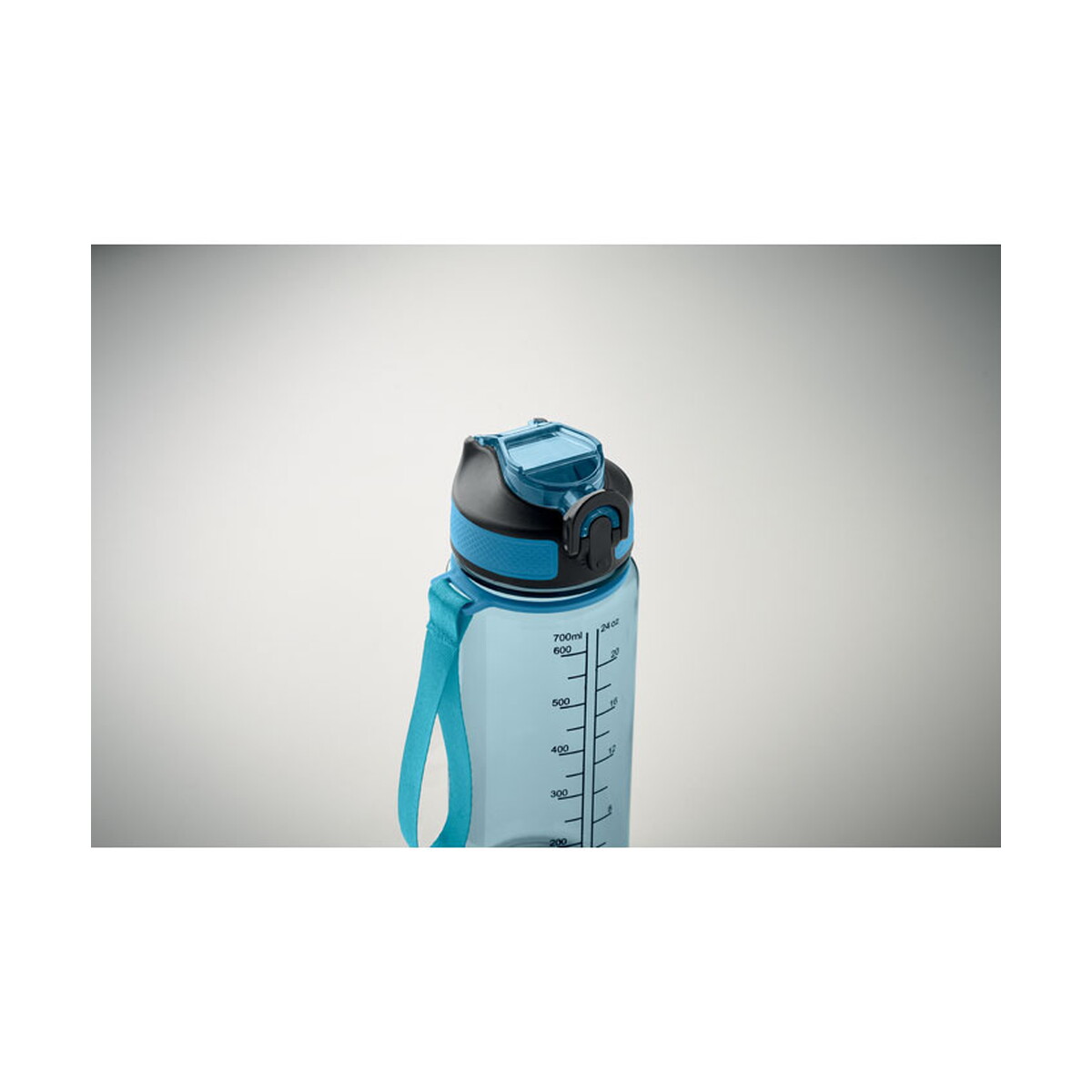 Butelki z logo – butelka sportowa 700 ml mo2792-27 enkel – przezroczysta jasnoniebieska mo2792-52-open Butelka sportowa 700 ml MO2792-27 ENKEL - przezroczysta jasnoniebieska mo2792-52-open