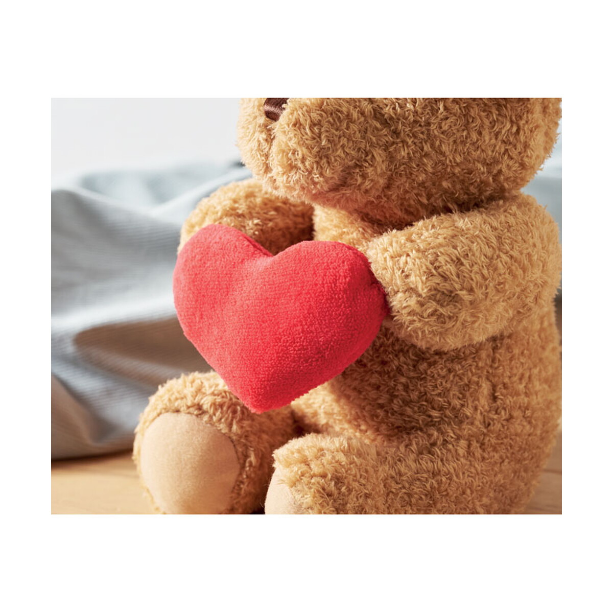 Pluszaki z logo – duży miś z sercem 23cm snuggle – czerwony mo2949-05-picture6 Duży miś z sercem 23cm SNUGGLE - czerwony mo2949-05-picture6