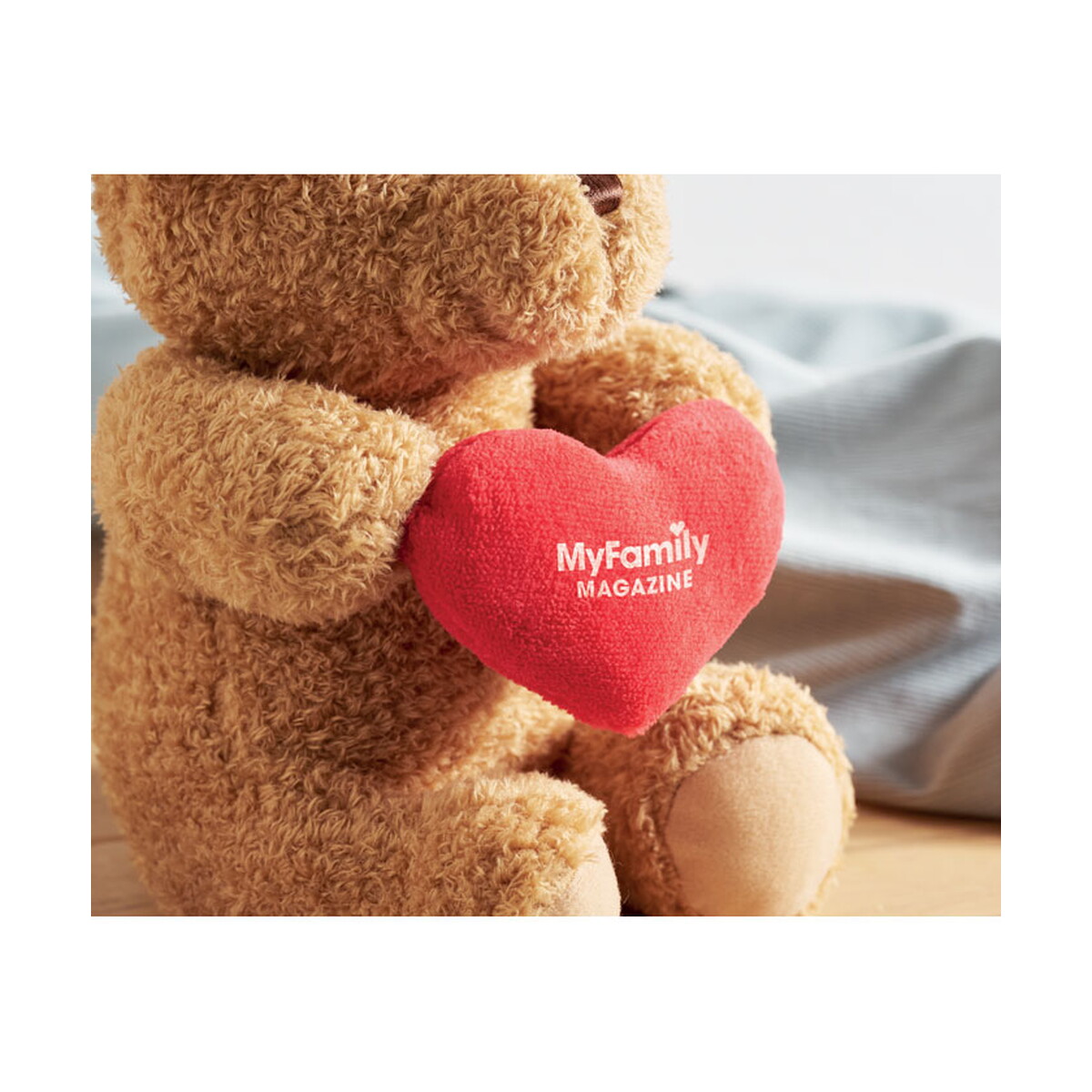 Pluszaki z logo – duży miś z sercem 23cm snuggle – czerwony mo2949-05-print Duży miś z sercem 23cm SNUGGLE - czerwony mo2949-05-print